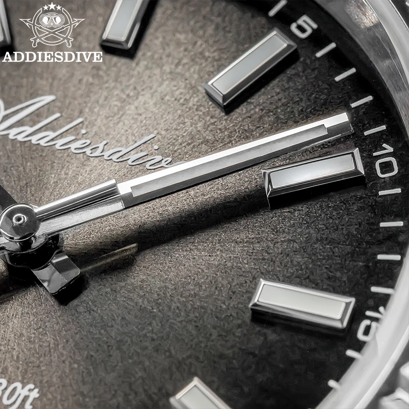 Luxury men's watch with BGW9 luminous dial and 36mm case.
