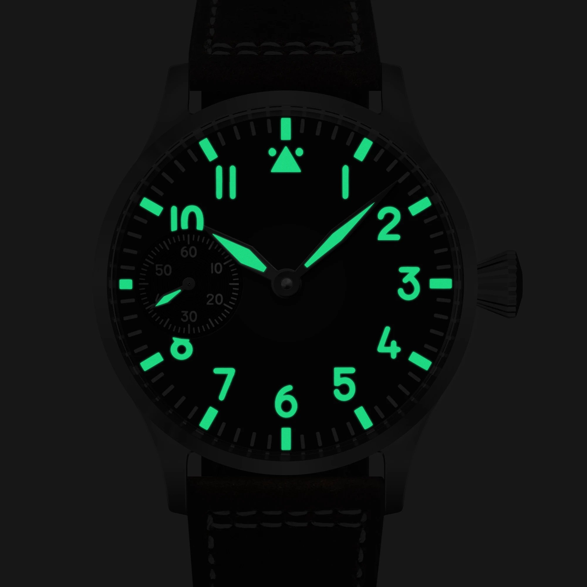 Luminous pilot watch with glow-in-the-dark hands and markers, black strap, and classic aviation styl.