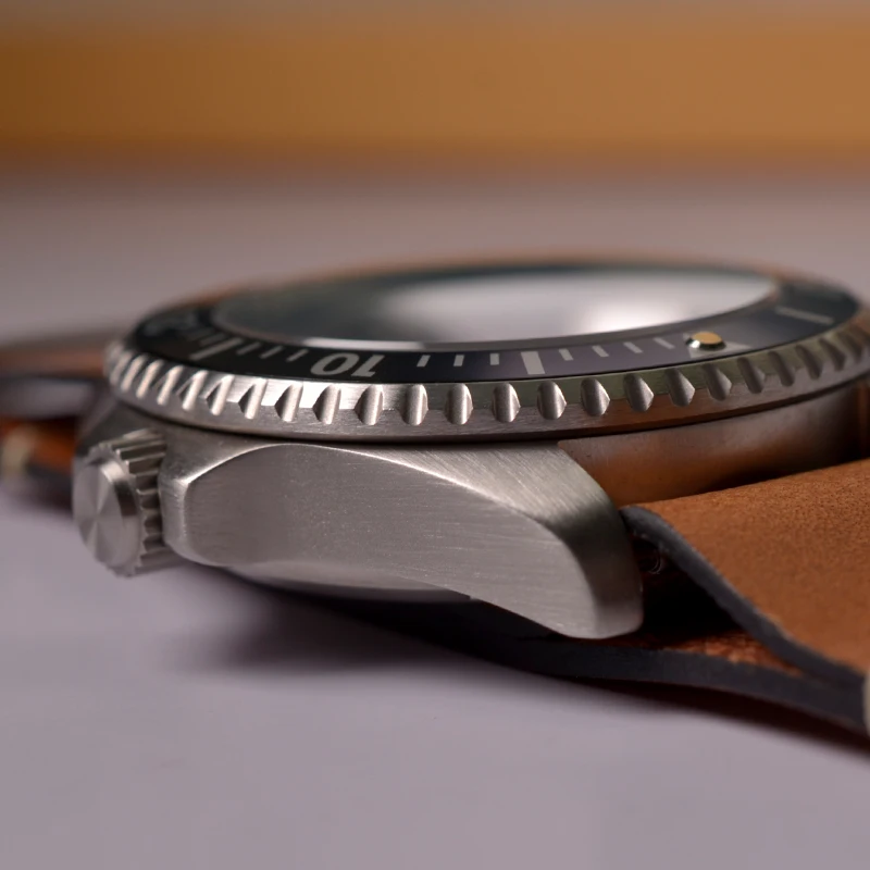 High-quality dive watch featuring a stainless steel case and a brown leather strap. Perfect for ever.