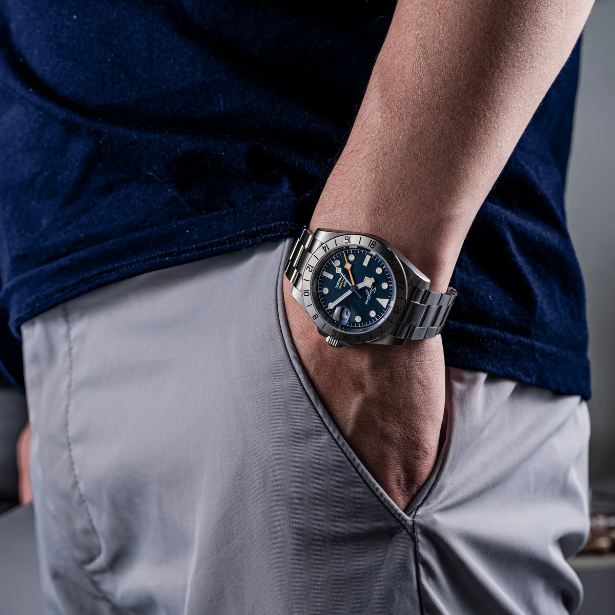 Men's stainless steel wristwatch with black dial and silver details for a sophisticated look.