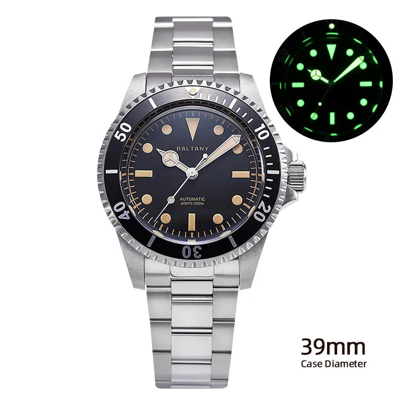 Automatic dive watch with luminous dial for underwater visibility, 39mm case diameter, stainless ste.
